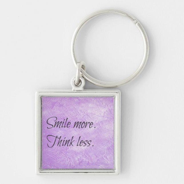 Le mer. Tänka mindre. Motivational Keychain Fyrkantig Silverfärgad Nyckelring (Framsidan)