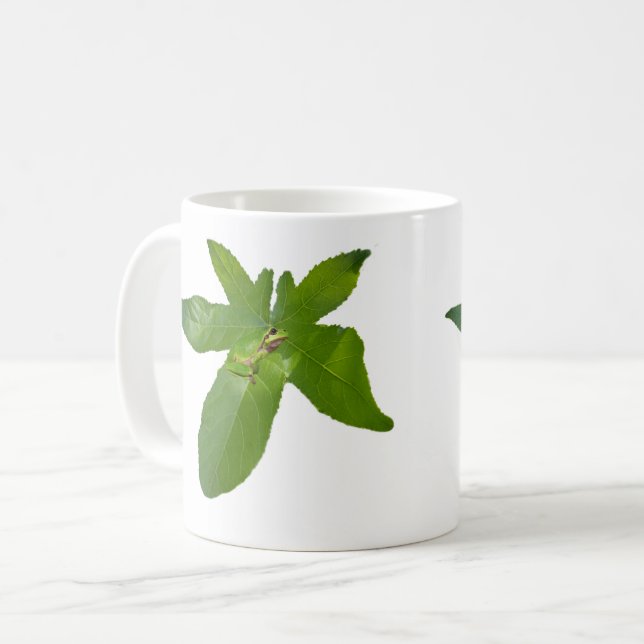 "Leafy Haven: A Small Grönt Frog on a Grape Löv" Kaffemugg (Framsida vänster)