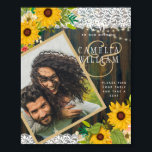 LeahG Rustic Sunwers Snöre PHOTO Bröllop WELCOME Poster<br><div class="desc">För fram en rolig och modern beröring till din speciella dag med vårt fantastiska bröllop-objekt som har en rustik träbakgrund, solblommor av söt gult och en mängd grönt löv. Utformningen kompletteras med en blandning av modern typografi i guld och vitt, strängar av ljus och grafik i elegant snöre. Detta tema...</div>