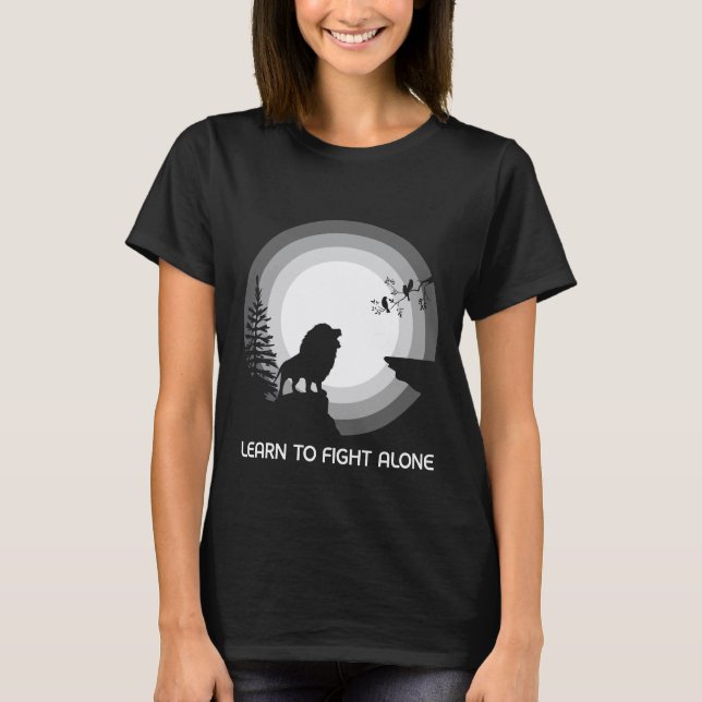 Learn to Fight Alone – Lion Under Moonlight T Shirt (Framsida)