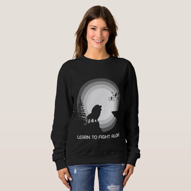 Learn to Fight Alone – Lion Under Moonlight T Shirt (Hel framsida)