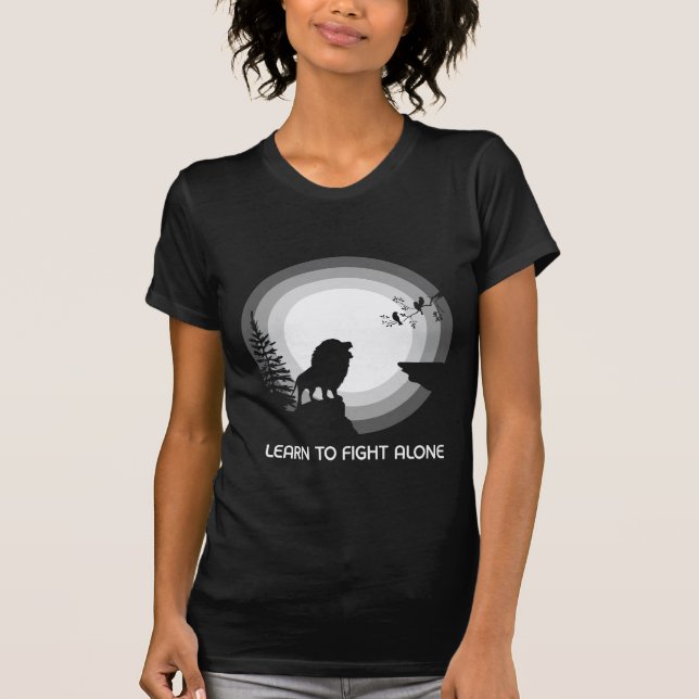 Learn to Fight Alone – Lion Under Moonlight T Shirt (Framsida)