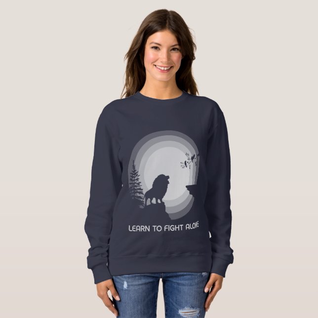 Learn to Fight Alone – Lion Under Moonlight T Shirt (Hel framsida)