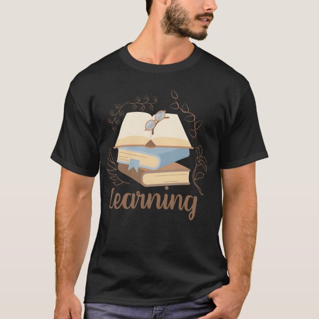 Learning tet with stack of books and eyeglasses vi t shirt (Framsida)