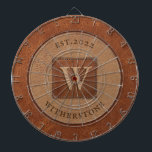 Leather Tone Tan Chestnut Brown Darttavla<br><div class="desc">Lädertönten Tan Chestnut Brown Dart Board är ett klassiskt tillägg till ditt familjespel,  aktiviteter och möten. Anpassa med ditt namn. Detta är en simulerad lädergrafik.</div>