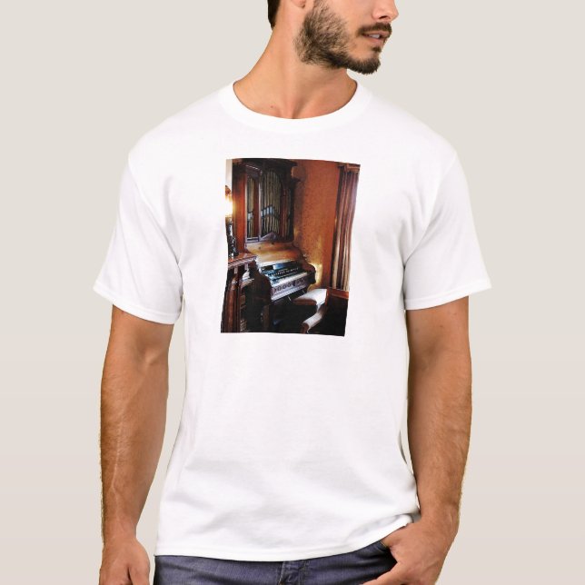 Leda i rör organ i vardagsrum t shirt (Framsida)