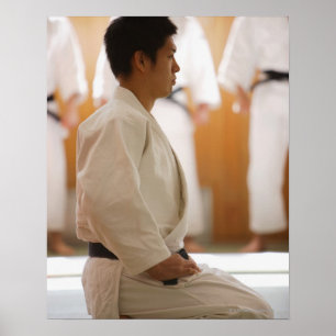 Ledar- knäfalla för Judo på ett mattt Poster