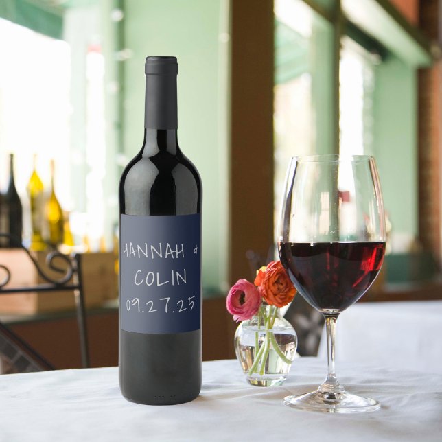 Ledig handskriven typografi Silver & Marinblå Vinflaska Etikett (Skapare uppladdad)