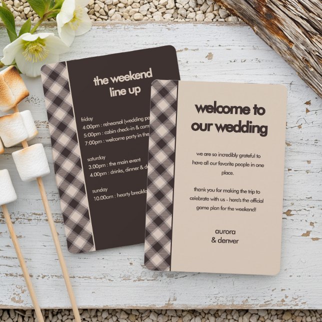 Ledigt brunt rutigt kort för weekendbröllop (Weekend Wedding Itinerary from the Casual Brown Plaid wedding collection by Darling & May)