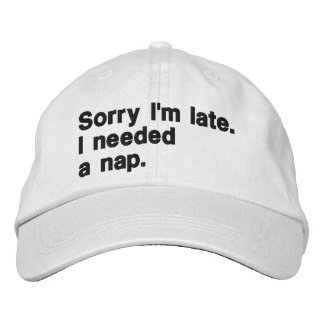 Ledsen att jag är sen. Jag behövde en tupplur. Broderad Keps
