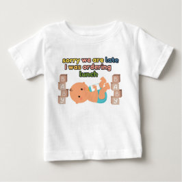 Ledsen att vi är sena Vit baby T-shirt