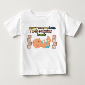 Ledsen att vi är sena Vit baby T-shirt