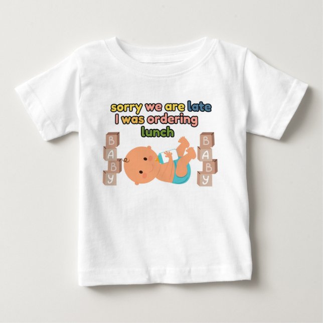 Ledsen att vi är sena Vit baby T-shirt (Framsida)