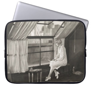 Ledsen kvinna som svälter ut genom fönstret 1940-t laptop fodral