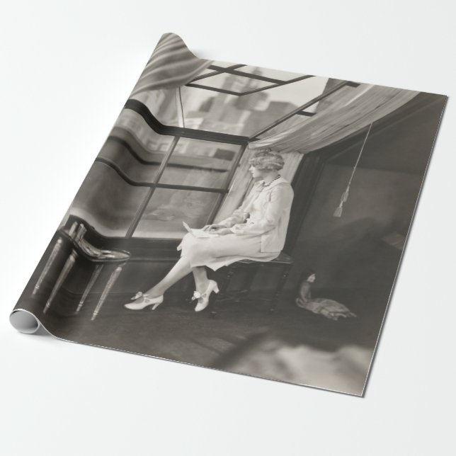 Ledsen kvinna som svälter ut genom fönstret 1940-t presentpapper (Utrullad)