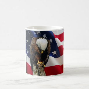 Ledsen örn på amerikanska flaggan som ber muggen kaffemugg