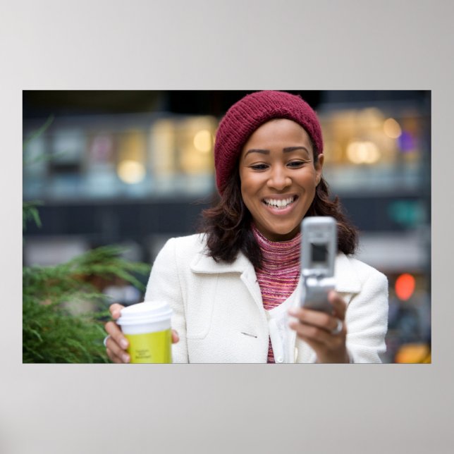 Leende affärskvinna med Mobil cell Poster (Framsidan)