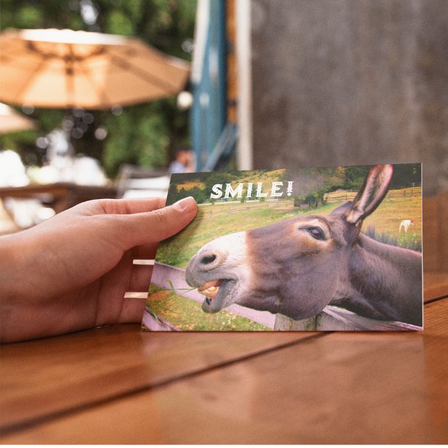 Leende Donkey i ett anpassade för bete Vykort (Skapare uppladdad)
