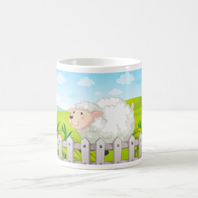 Leende får i solig landsbygd kaffemugg (Skapare uppladdad)
