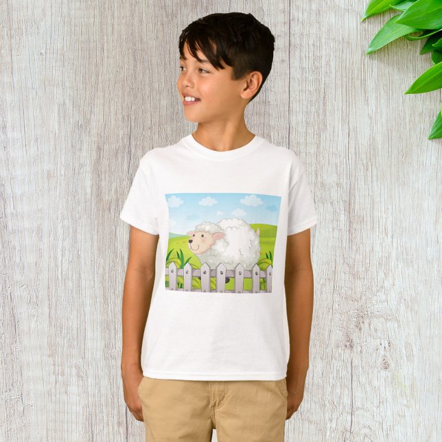 Leende får i solig landsbygd t shirt (Skapare uppladdad)
