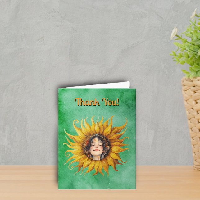 Leende flickors ansikte mitt i gul solros tack kort (Smiling girl's face in middle of big fancy yellow sunflower on shades of green Thank you cards.)