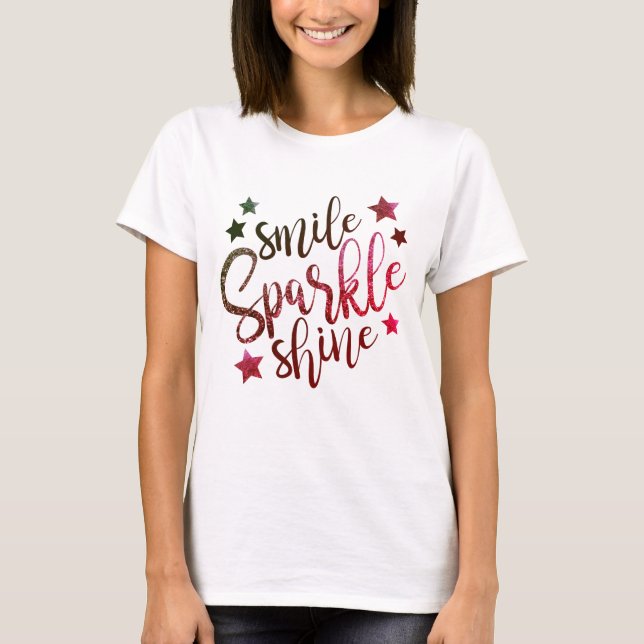 Leende, gnistrande och skinande i lila gradientnya t shirt (Framsida)
