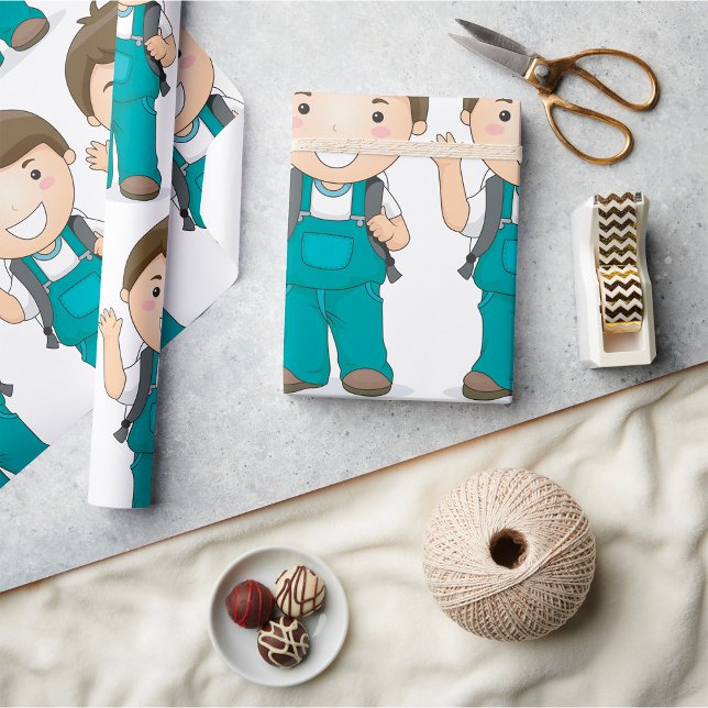 Leende skolpojke med ryggsäck presentpapper (Skapare uppladdad)