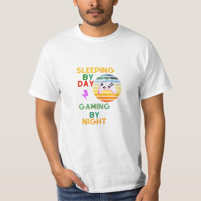 Leeping by day Gaming by night T-Shirt (Framsida)