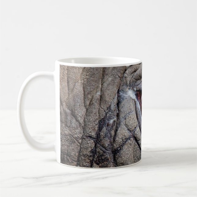 Lefältfiber öga nära kaffemugg (Vänster)