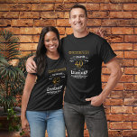 Legendary Black Guld Retro, 40:e födelsedag T Shirt<br><div class="desc">En personlig klassisk party T-shirt för den speciella 40-årsdagen och firande att vrida 40. Lägg till namn i vintagen genom att skriva stil svart, vit och guld för en anpassningsbar 40-årsgåva. Du kan enkelt redigera namn och år med den angivna mallen. En underbar anpassningsbar svart födelsedagspresent. Fler gåvor och party...</div>