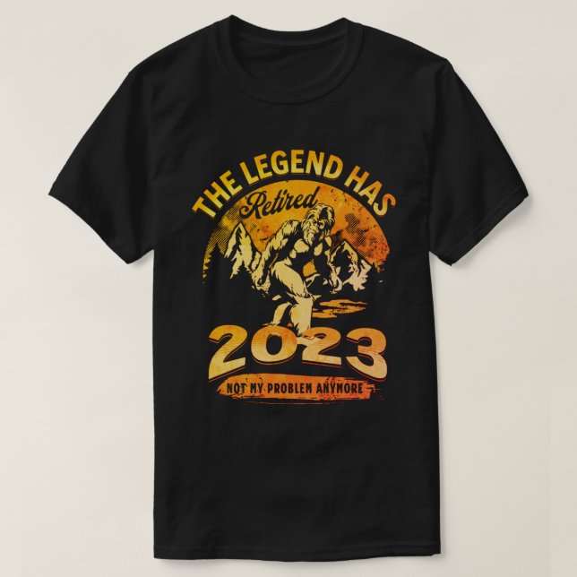 Legenden har gått tillbaka 2023 Roligt Bigfoot Pen T Shirt (Design framsida)