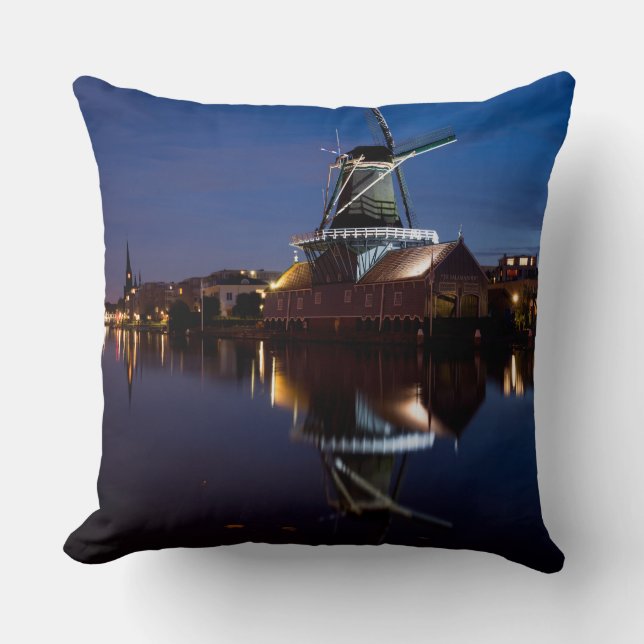 Leidschendam kvarn med reflektion nattetid kudde (Framsida)