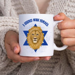 Lejon för Judah Star of David. Jag står på Israels Kaffemugg<br><div class="desc">Detta fantastiska mugg är perfektens gåva till någon som vill visa sitt stöd för Israel! En digitalt målad Lejon av Judah är brännpunkten, över David stjärna i bakgrunden. Modern typografi lyder: "Jag står tillsammans med Israel" i blått, och samma utformning finns på båda sidor om mugg. En texturerad blå bakgrund...</div>