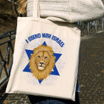 Lejon för Judah Star of David. Jag står på Israels Tygkasse<br><div class="desc">Den här snyggten i väskan visar ert stöd för Israel! En grafisk målning av Judahs Lejon är brännpunkten över David stjärna. Modern typografi lyder: "Jag står med Israel" i blått. En texturerad blå bakgrund ger ett grymt utseende. *Artwork skapas uteslutande av Tracey Khalei / Orabella Prints.</div>