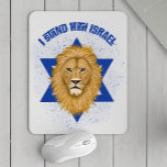 Lejon för Judah Star of David. Stå upp med Israel Musmatta<br><div class="desc">Den moderna musmattan har en handmålad Lejon av Judah och texten: "Jag står på Israels sida". En texturerad vit stänk design över den vita blå bakgrunden ger ett grymt utseende. *Artwork skapas uteslutande av Tracey Khalei / Orabella Prints.</div>