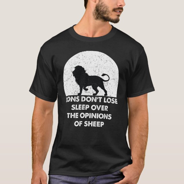 Lejon förlorar inte sömnen över fårets åsikter t shirt (Framsida)