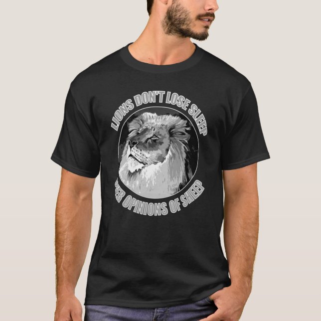Lejon förlorar inte sömnen över fårets åsikter t shirt (Framsida)