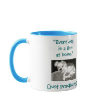 Lejon Look för rolig Snarly hund