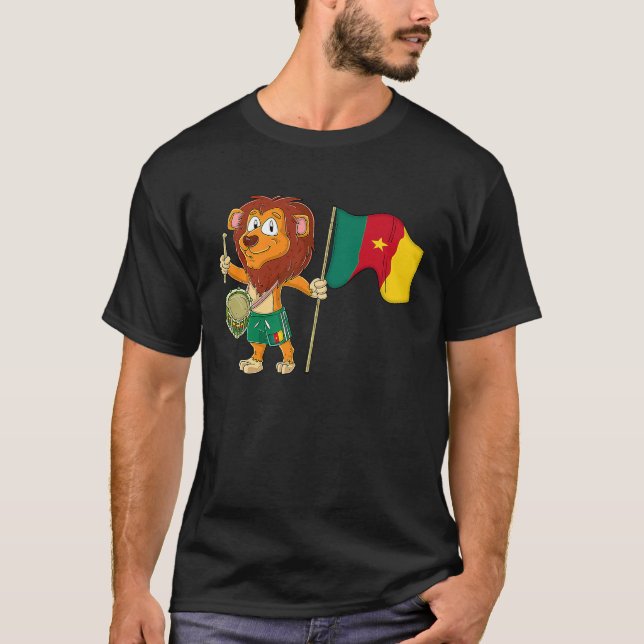 Lejon med Kameruns flagga T Shirt (Framsida)