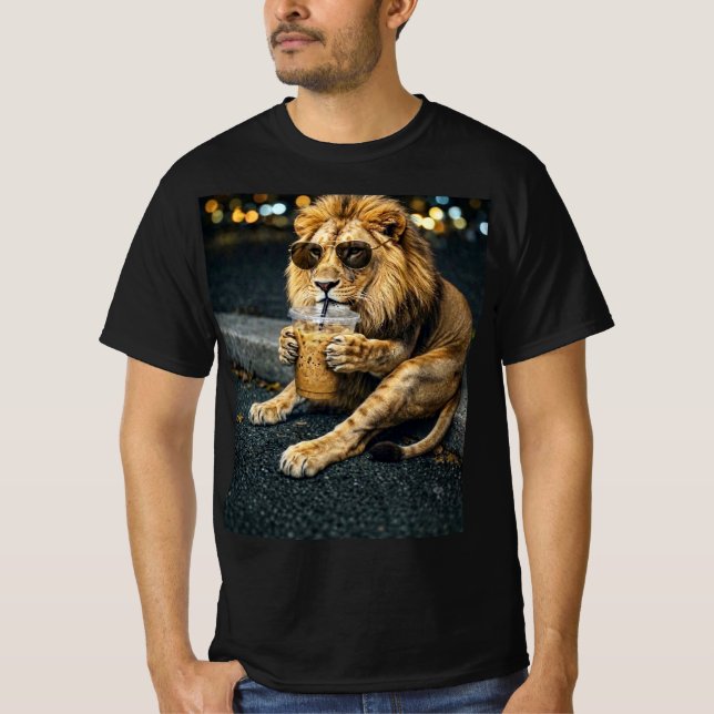 Lejon med solglasögon dricker iskaffe  t shirt (Framsida)