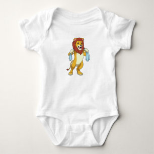 Lejon med Towel for Shower T Shirt