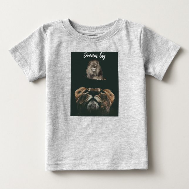"Lejon med Unge Dream Big Little One Baby T-Shirt" T Shirt (Framsida)