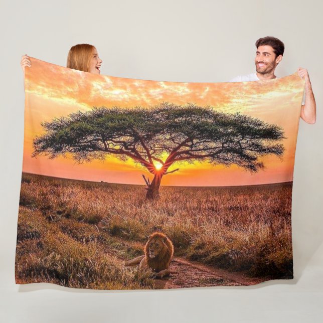 LEJON OM DE AFRIKANSKA PLAINERNA FLEECEFILT (På plats)