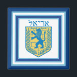 Lejon om Judah Emblem Ariel Hebrew<br><div class="desc">Fyrkantig magnet med en blå och gult Lejon av Judah emblem på vitt med ljusblått och mörk blått gräns och "Ariel" i Hebrew i blå brev ovanför det. Se hela Hanukkah Magnet-samlingen under HOME-kategorin i avsnittet HELGDAGAR.</div>