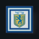 Lejon om Judah Emblem Ariel Hebrew<br><div class="desc">Knappen Fyrkant med en bild av en blå och gult Lejon av Judah emblem på vitt med ljusblått och mörk blått gräns och "Ariel" i hebreiska i blå brev ovanför den. Se matchande fyrkantiga tecken, stor fyrkantig förstklassig nyckelkedja metall, fyrkantig dubbla-sidig akryl-nyckelkedja, rund halsband och handklocka. Se hela samlingen Hanukkah...</div>
