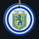 Lejon om Judah Emblem Ariel Hebrew Julgransprydnad Keramik<br><div class="desc">Runda keramiska prydnadsföremål,  på båda sidor,  med en blå och gult Lejon av Judah emblem på vitt med ljusblå och mörk blått gräns och "Ariel" i Hebrew i blå brev ovanför det. Se hela Hanukkah-uppsättningen för prydnadsföremål under HEMMA-kategorin i avsnittet HELGDAGAR.</div>