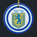 Lejon om Judah Emblem Ariel Hebrew Julgransprydnad Keramik<br><div class="desc">Runda keramiska prydnadsföremål,  på båda sidor,  med en blå och gult Lejon av Judah emblem på vitt med ljusblå och mörk blått gräns och "Ariel" i Hebrew i blå brev ovanför det. Se hela Hanukkah-uppsättningen för prydnadsföremål under HEMMA-kategorin i avsnittet HELGDAGAR.</div>