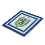 Lejon om Judah Emblem Ariel Hebrew Kakelplatta<br><div class="desc">Kvadratisk keramisk ruta med en bild av en blå och gult Lejon av Judah emblem på vitt med ljusblått och mörk blått gräns och "Ariel" i Hebrew i blå brev ovanför den. Se matchande mugg,  papper plåt och underlägg. Se hela Hanukkah Tile-samlingen under HEMMA-kategorin i avsnittet HELGDAGAR.</div>