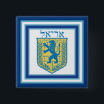 Lejon om Judah Emblem Ariel Hebrew Knapp<br><div class="desc">Knappen Fyrkant med en bild av en blå och gult Lejon av Judah emblem på vitt med ljusblått och mörk blått gräns och "Ariel" i hebreiska i blå brev ovanför den. Se matchande fyrkantiga tecken, stor fyrkantig förstklassig nyckelkedja metall, fyrkantig dubbla-sidig akryl-nyckelkedja, rund halsband och handklocka. Se hela samlingen Hanukkah...</div>
