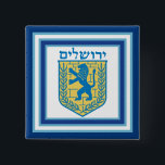 Lejon om Judah Emblem Jerusalem Hebrew<br><div class="desc">Knappen Kvadt med en bild av en blå och gult Lejon av Judah emblem på vitt med ljusblått och mörk blått gräns och "Jerusalem" i hebreiska i blå brev ovanför den. Se matchande fyrkantig charm, stor runda förstklassig nyckelkedja i metall, fyrkantig dubbla-sidig akryl-nyckelkedja, rund halsband och handklocka. Se hela samlingen...</div>